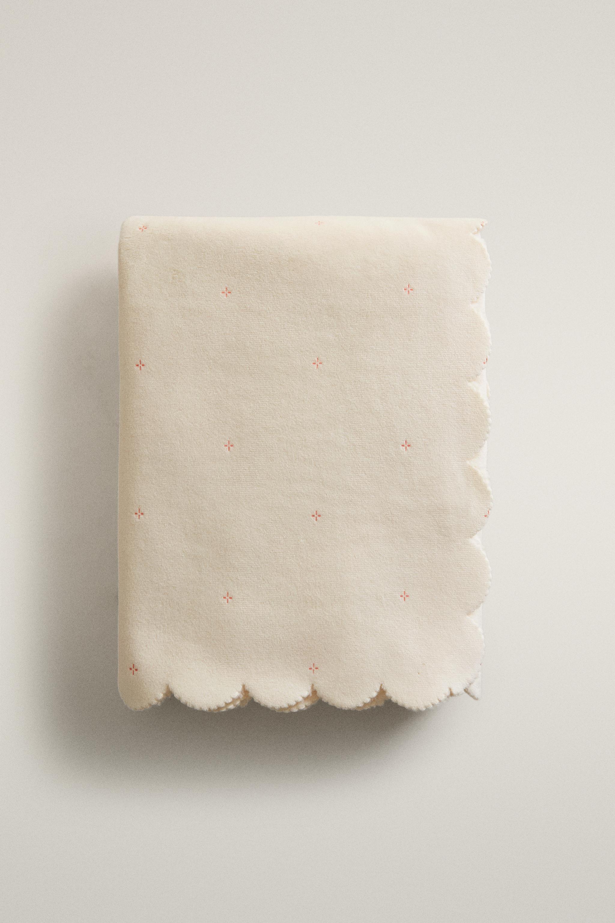BABY BLANKET WITH SCALLOPED EDGE